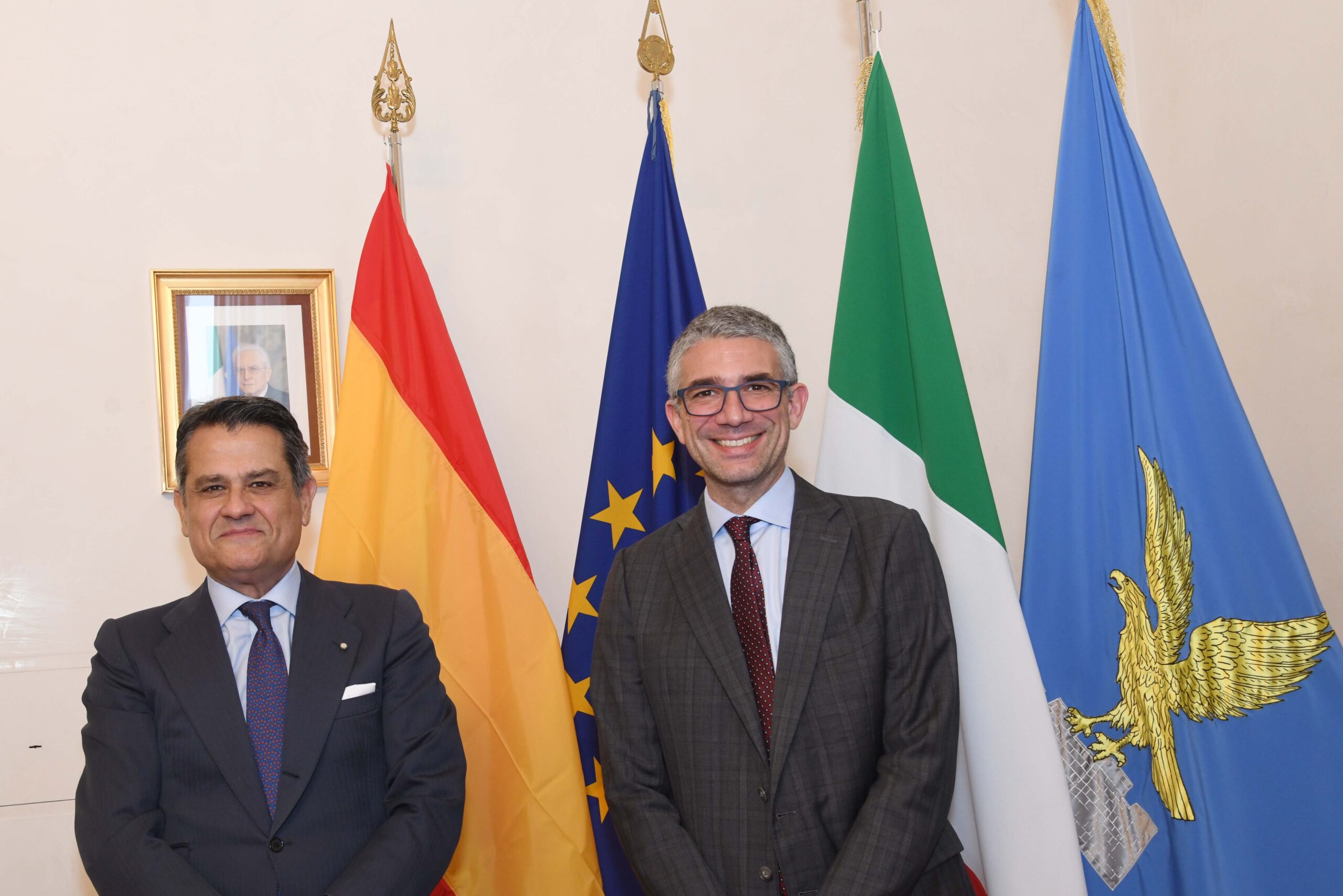 L'assessore Roberti (a destra) con l'ambasciatore della Spagna in Italia, Miguel Ángel Fernández-Palacios