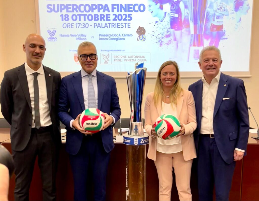 La presentazione della supercoppa che verrà consegnata alla squadra vincitrice