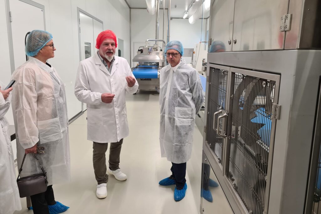 L'assessore regionale Stefano Zannier, a destra, durante la visita all'impianto di lavorazione dei formaggi