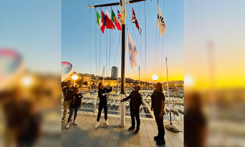 Il campione paralimpico Matteo Parenzan issa la bandiera del Barcolana Parasailing - Eurosaf Inclusive European Championship