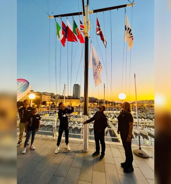 Il campione paralimpico Matteo Parenzan issa la bandiera del Barcolana Parasailing - Eurosaf Inclusive European Championship