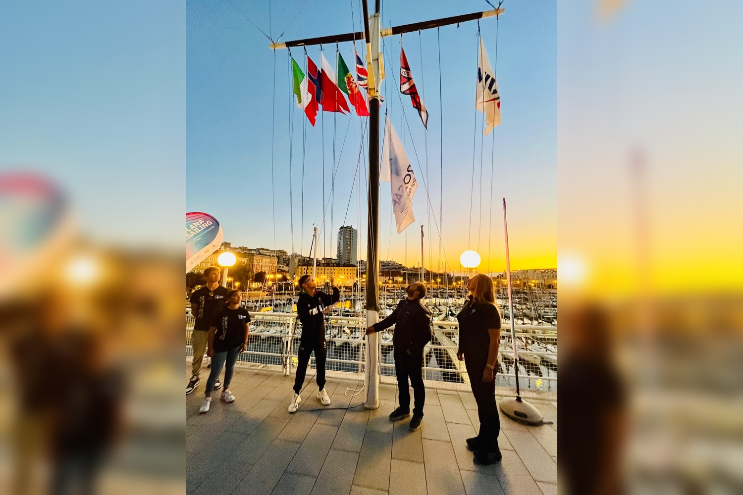 Il campione paralimpico Matteo Parenzan issa la bandiera del Barcolana Parasailing - Eurosaf Inclusive European Championship