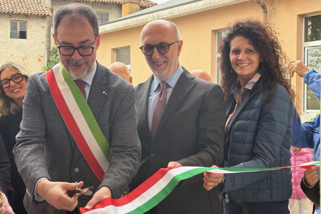 Il taglio del nastro all'inaugurazione dell’ampliamento della scuola primaria di Camino al Tagliamento