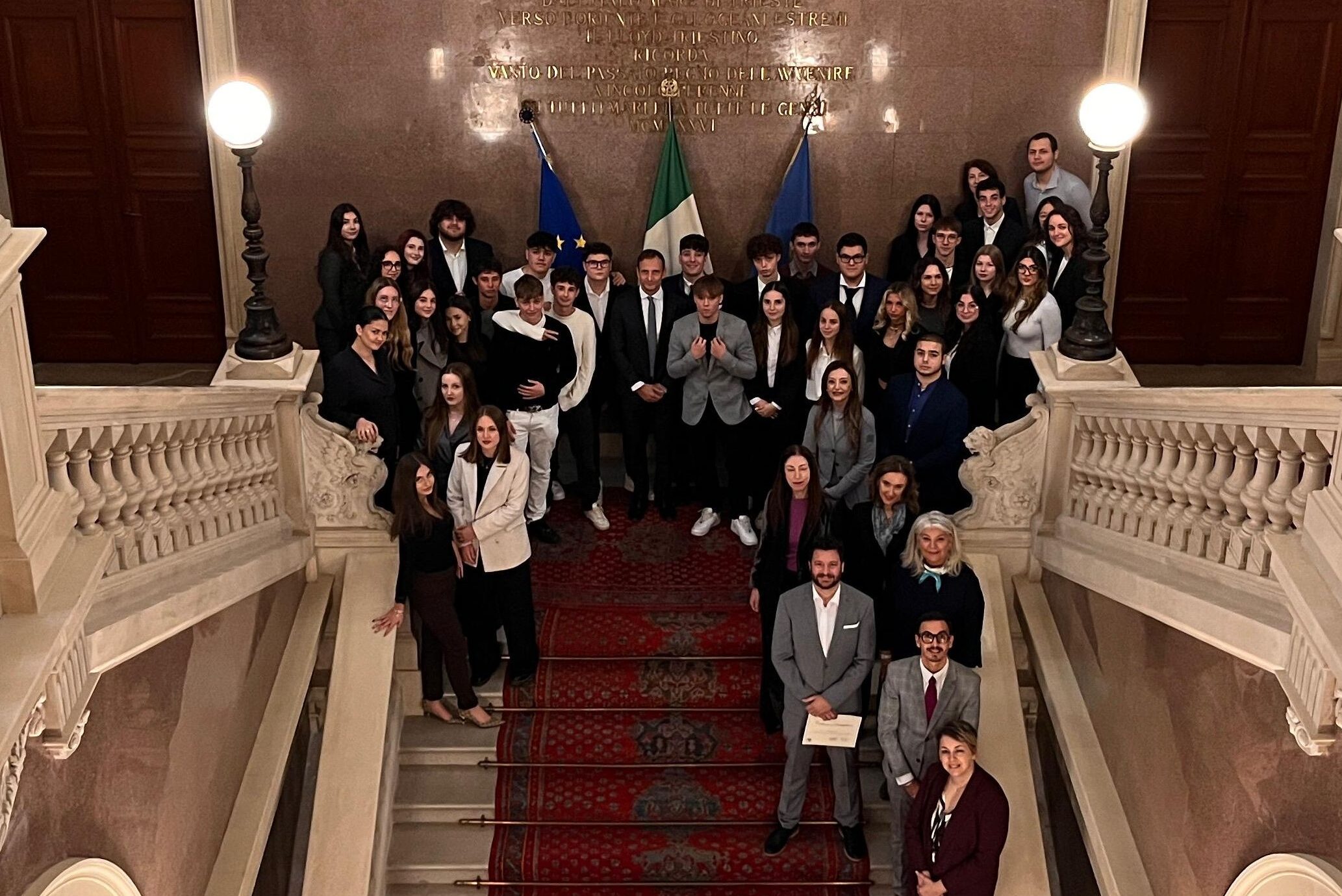 Il gruppo dell'Istituto Mattei con il governatore Fedriga nel Palazzo della Regione