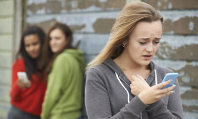 Giovane adolescente vittima di bullismo