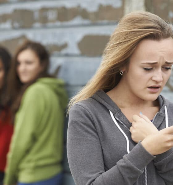 Giovane adolescente vittima di bullismo