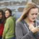 Giovane adolescente vittima di bullismo