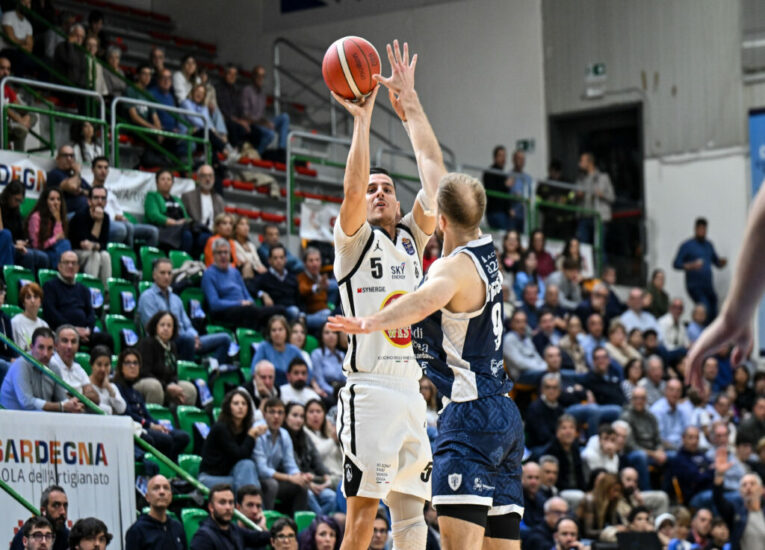 Alibegovic al tiro contro Sassari (foto APU)