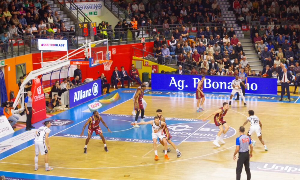 Un'azione del match tra APU e Reyer