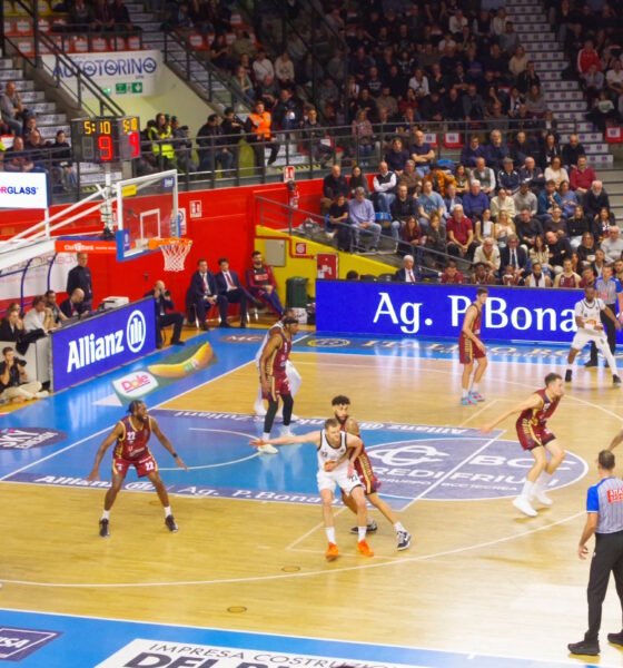 Un'azione del match tra APU e Reyer