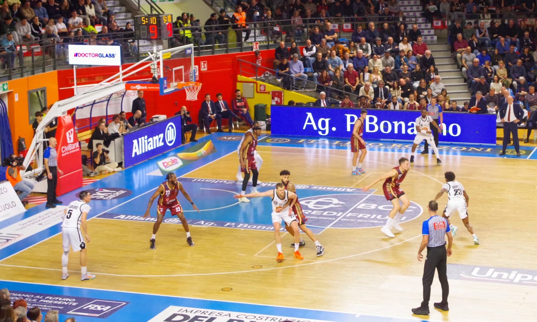 Un'azione del match tra APU e Reyer