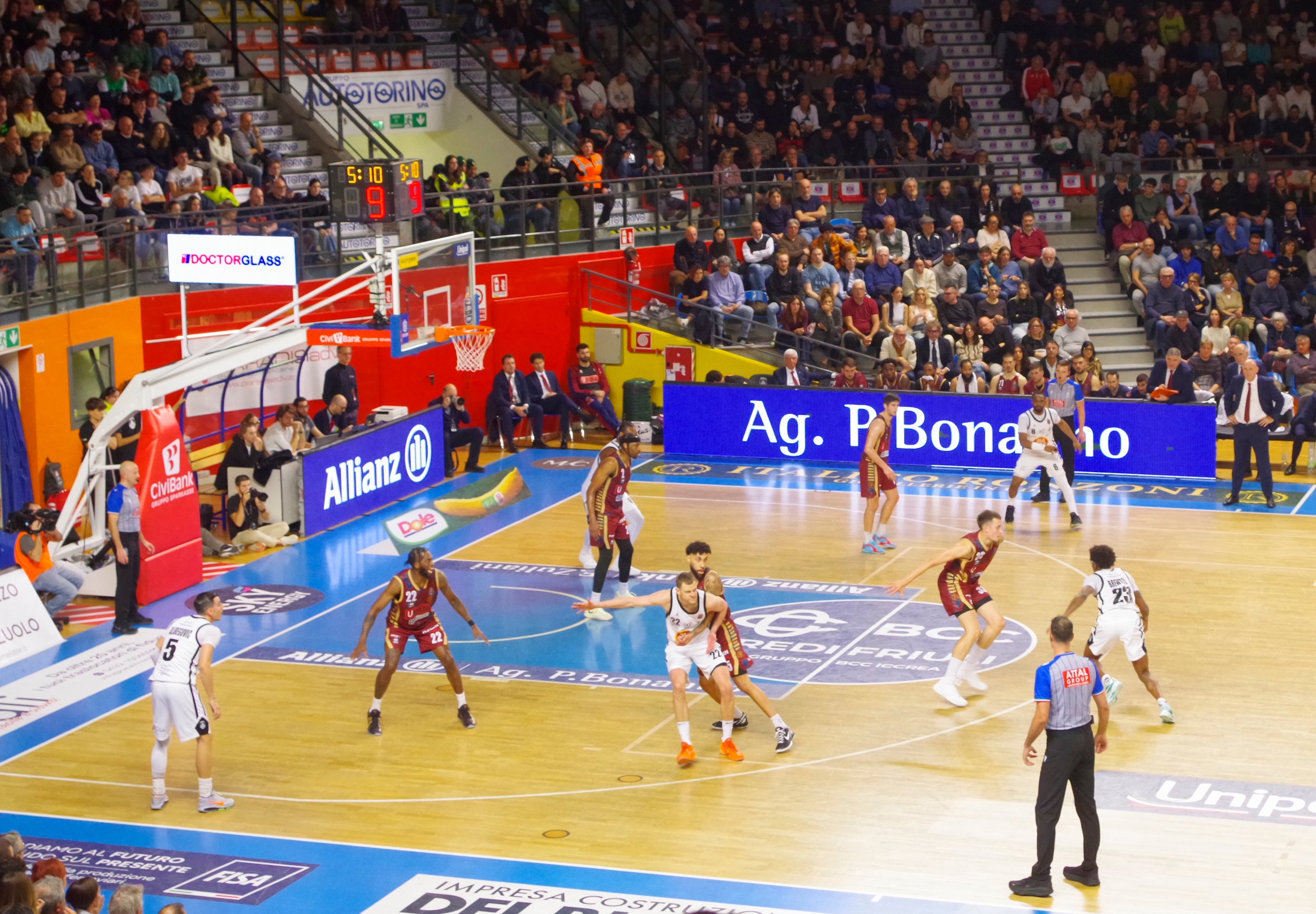 Un'azione del match tra APU e Reyer