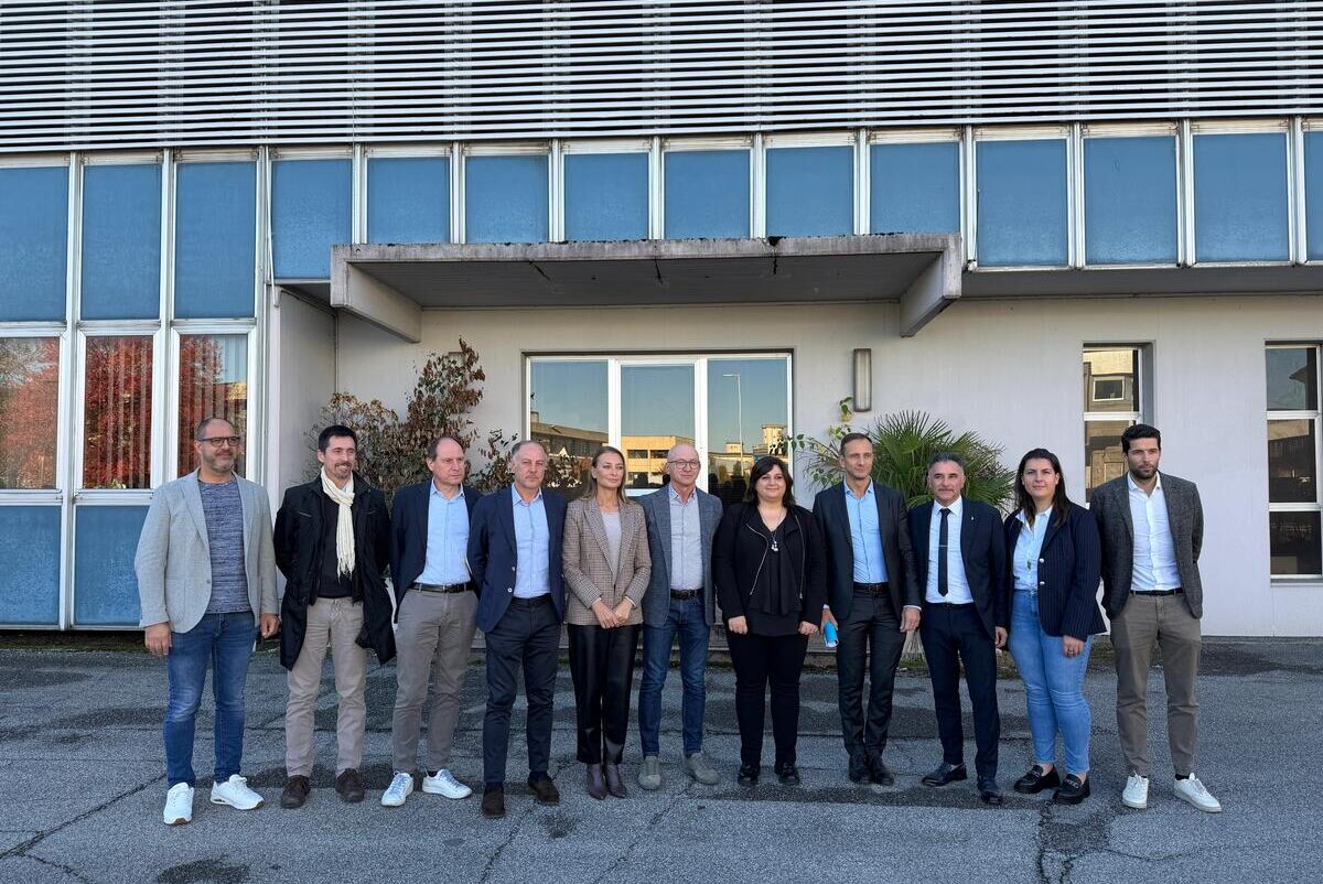 Foto di gruppo all'esterno dell'area dove sorgerà il Campus a Brugnera