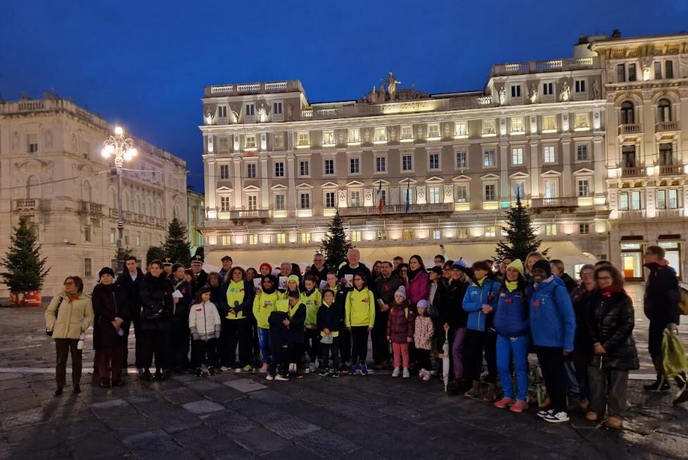 Foto di gruppo dell'iniziativa che è stata organizzata in occasione della Giornata internazionale per l'eliminazione della violenza contro le donne