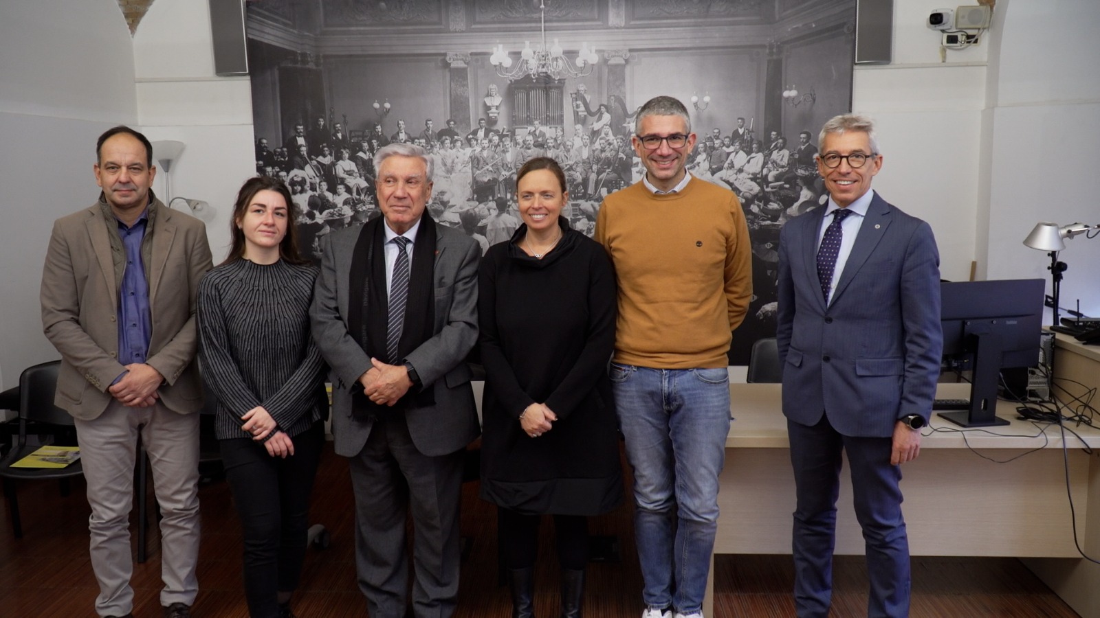Foto di gruppo per la presentazione della Carsolina Cross a Palazzo Gopcevich