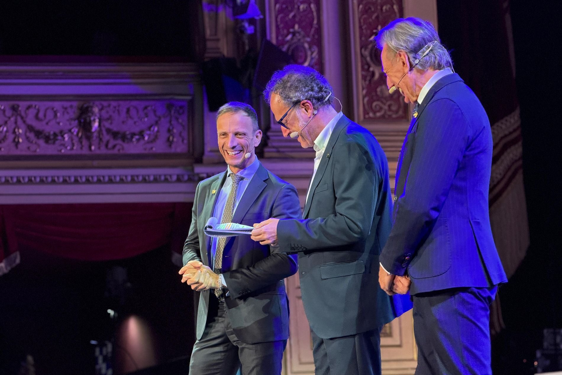 Il governatore Massimiliano Fedriga e l'assessore regionale Fabio Scoccimarro. Al centro, il giornalista Andro Merkù