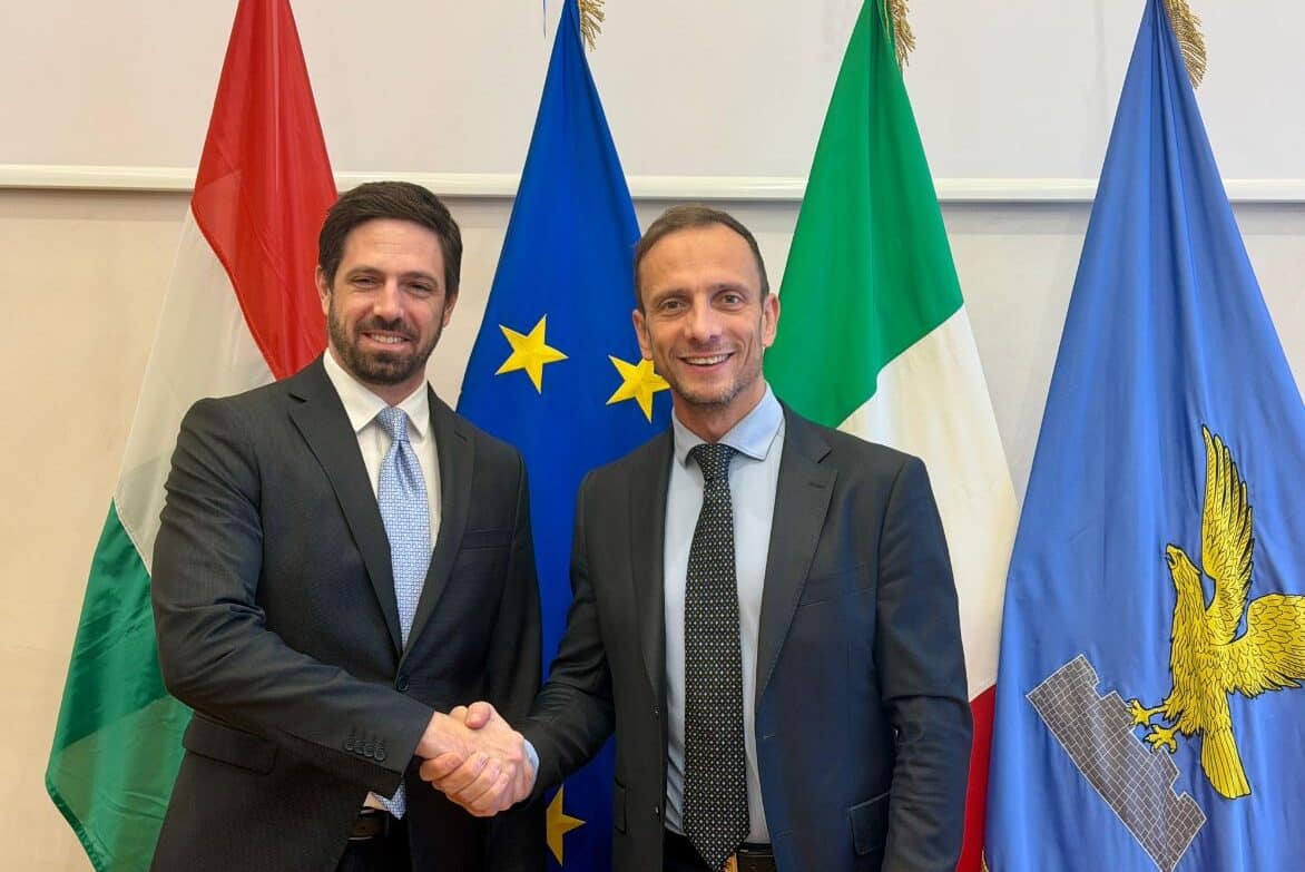 Il governatore del Friuli-Venezia Giulia Massimiliano Fedriga insieme al viceministro ungherese degli Affari esteri Levente Magyar