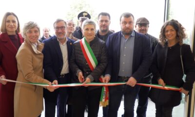 Il taglio del nastro all'inaugurazione del nuovo asilo di Buja
