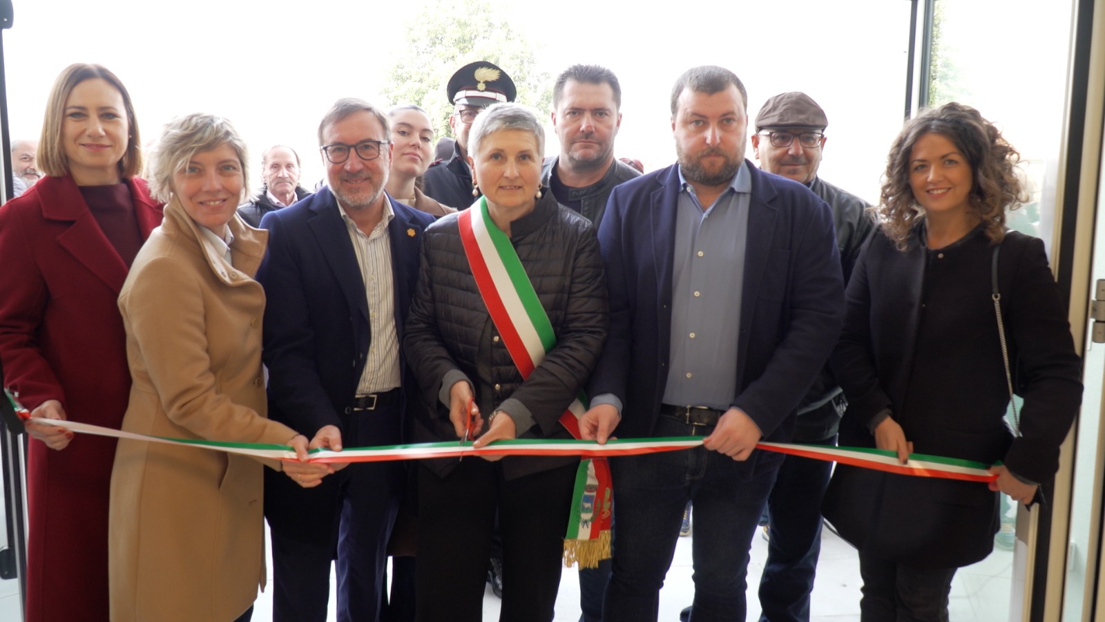 Il taglio del nastro all'inaugurazione del nuovo asilo di Buja