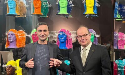 Il vice governatore Mario Anzil con l'artista Howtan Re all'inaugurazione della mostra Holy Pop a Cividale del Friuli