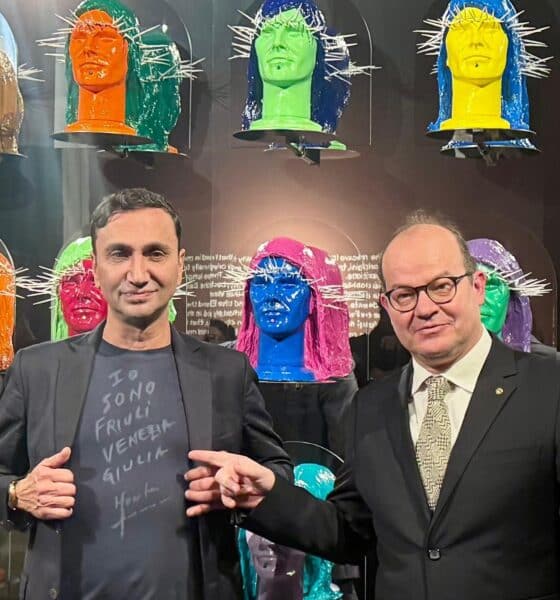 Il vice governatore Mario Anzil con l'artista Howtan Re all'inaugurazione della mostra Holy Pop a Cividale del Friuli