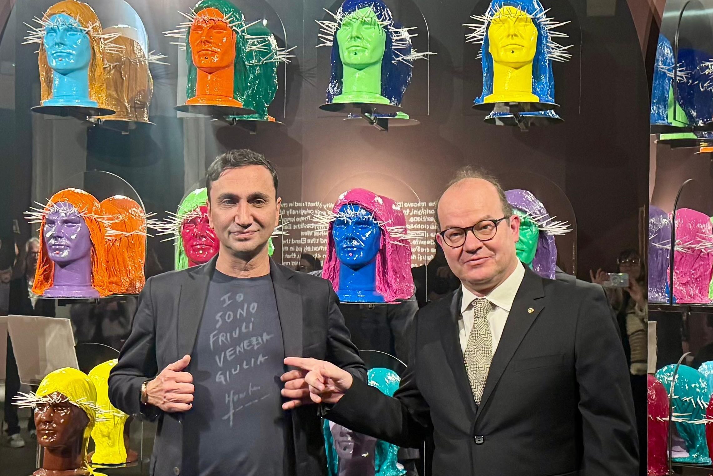 Il vice governatore Mario Anzil con l'artista Howtan Re all'inaugurazione della mostra Holy Pop a Cividale del Friuli