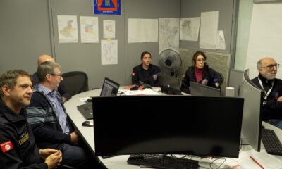 La sala operativa della Protezione civile con l'assessore Riccardo Riccardi (a destra nella foto)