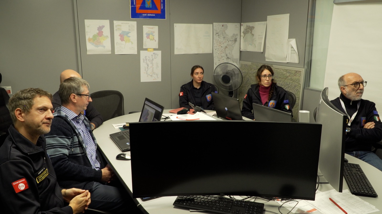 La sala operativa della Protezione civile con l'assessore Riccardo Riccardi (a destra nella foto)
