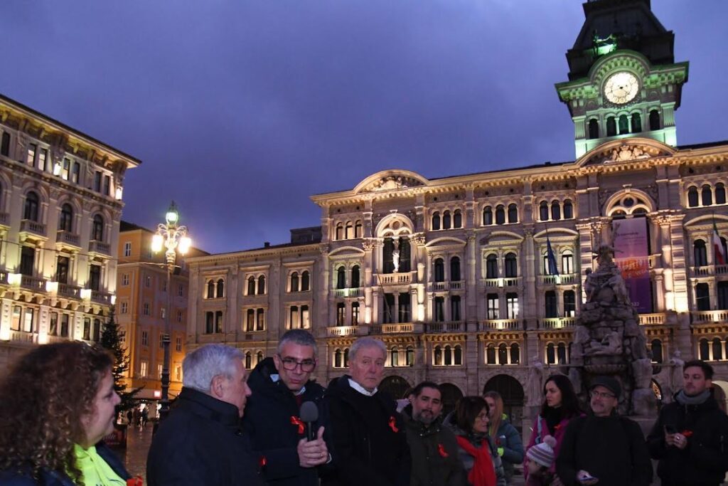 L’assessore alla Sicurezza Pierpaolo Roberti in piazza Unità per la camminata benefica "La via del rispetto"