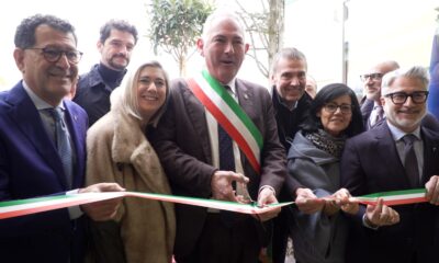 Il taglio del nastro all'inaugurazione del nido l'Aquilone