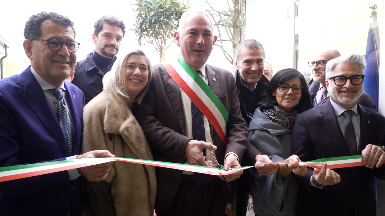 Il taglio del nastro all'inaugurazione del nido l'Aquilone