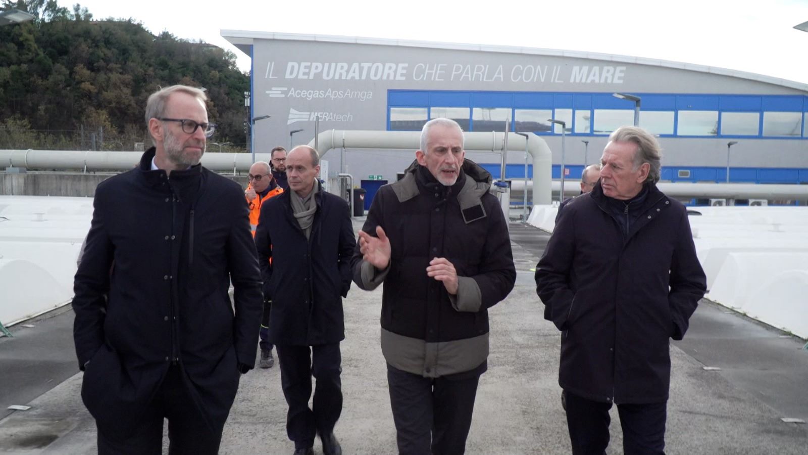 Un momento della visita all'impianto con i vertici aziendali di AcegasApsAmga