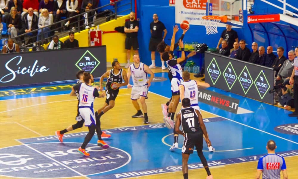 DJ Brewton vola a canestro contro Treviso