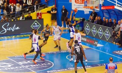 DJ Brewton vola a canestro contro Treviso