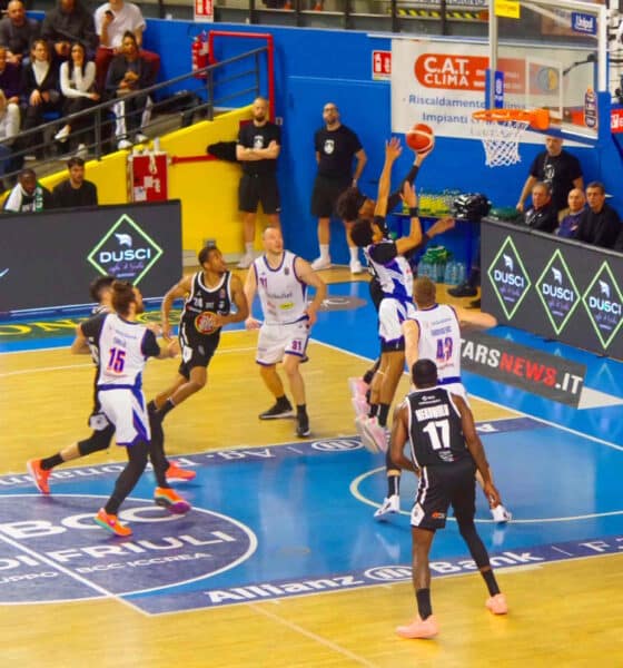 DJ Brewton vola a canestro contro Treviso