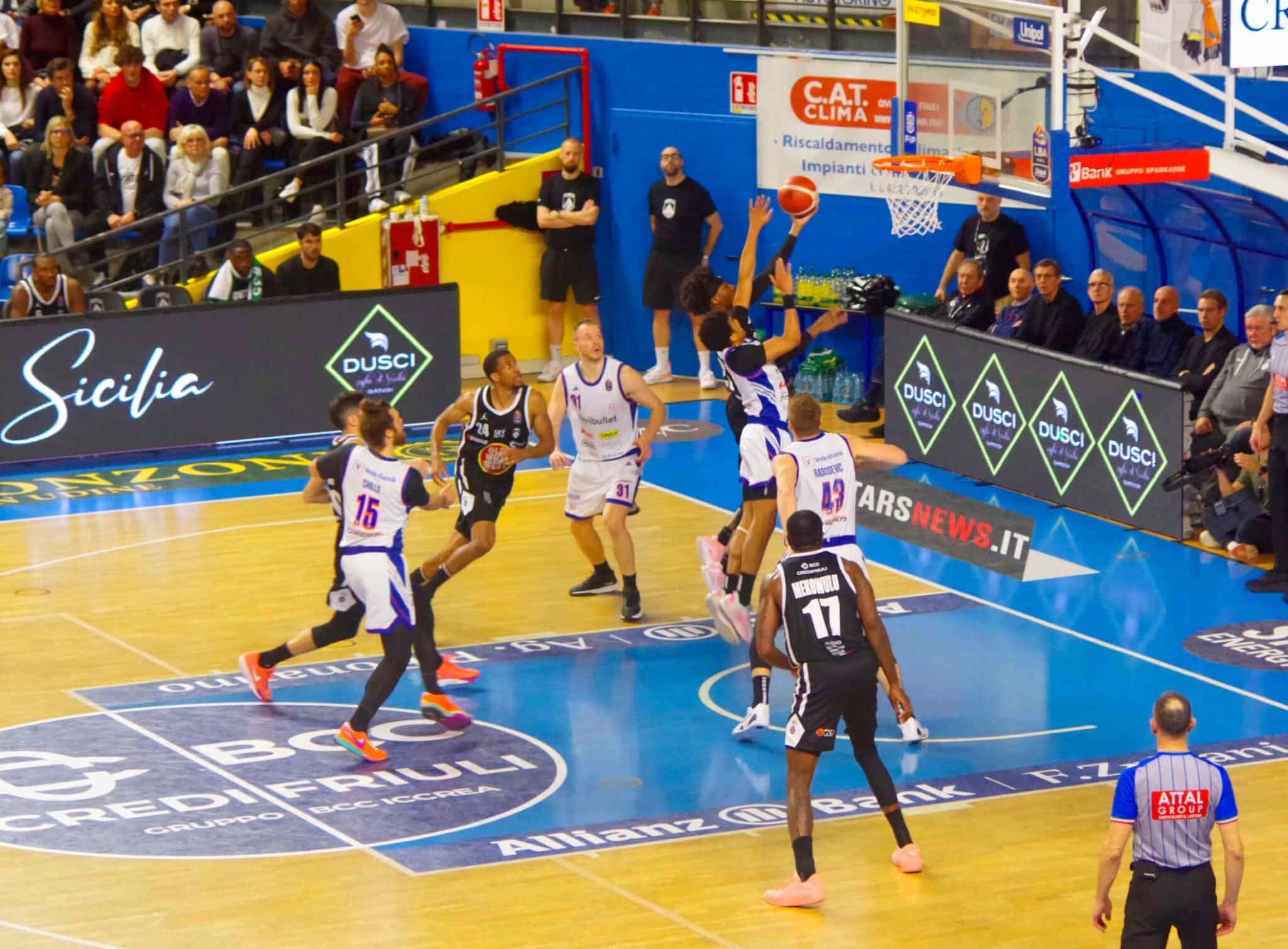 DJ Brewton vola a canestro contro Treviso