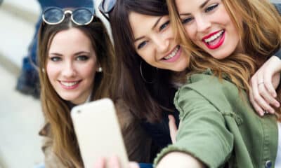 Ragazze si scattano un selfie (© Depositphotos)