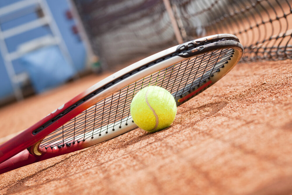 Racchetta e pallina da tennis - Nicola Pietrangeli