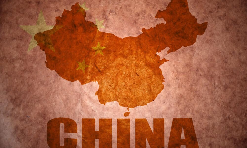 Bandiera cinese posizionata su una mappa geografica, rappresentazione del ruolo della Cina nel dibattito sulle donne di conforto (© Depositphotos)