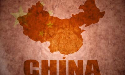 Bandiera cinese posizionata su una mappa geografica, rappresentazione del ruolo della Cina nel dibattito sulle donne di conforto (© Depositphotos)