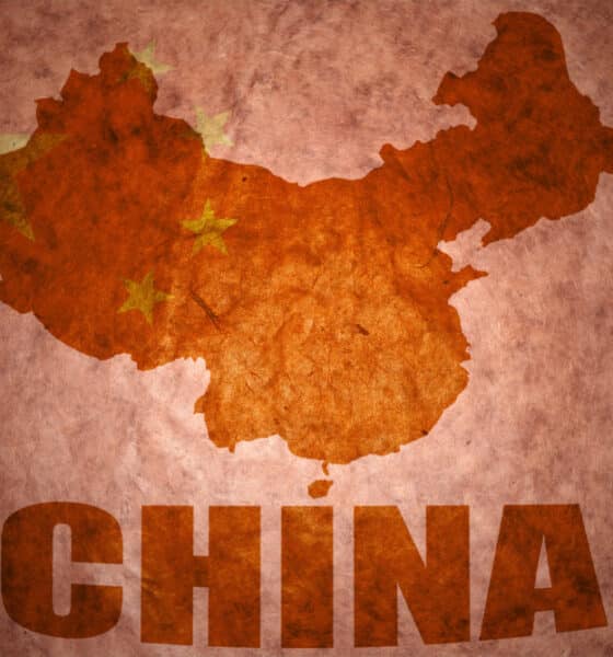 Bandiera cinese posizionata su una mappa geografica, rappresentazione del ruolo della Cina nel dibattito sulle donne di conforto (© Depositphotos)