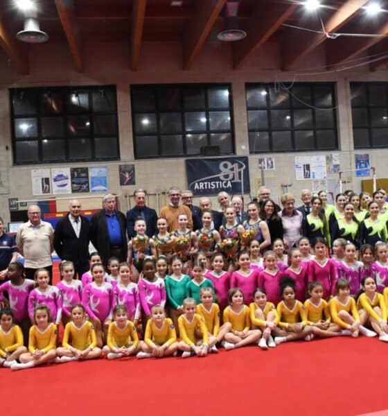 Foto di gruppo al termine della presentazione delle atlete dell'Artistica 81 che stanno per affrontare il campionato di A1