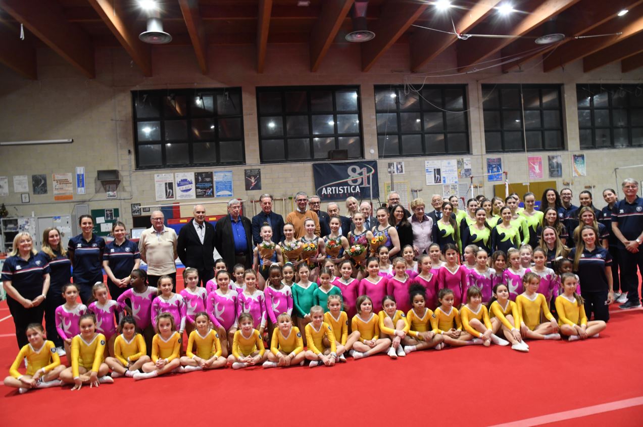 Foto di gruppo al termine della presentazione delle atlete dell'Artistica 81 che stanno per affrontare il campionato di A1