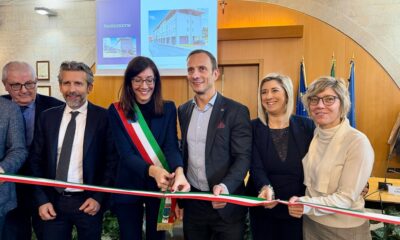 Il taglio del nastro all'inaugurazione dei 19 alloggi