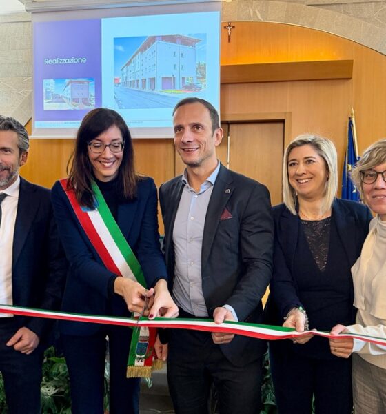 Il taglio del nastro all'inaugurazione dei 19 alloggi