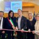 Il taglio del nastro all'inaugurazione dei 19 alloggi