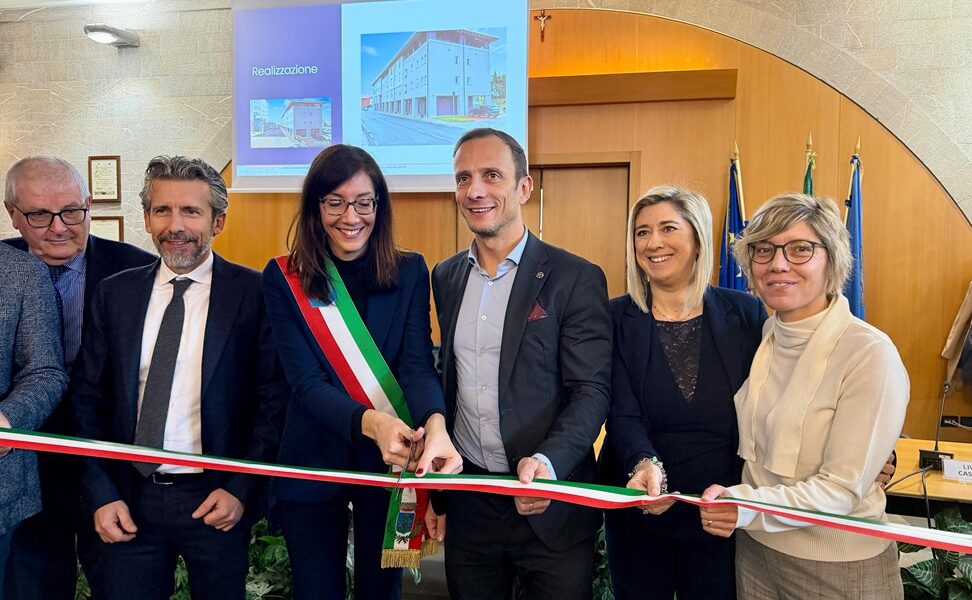 Il taglio del nastro all'inaugurazione dei 19 alloggi
