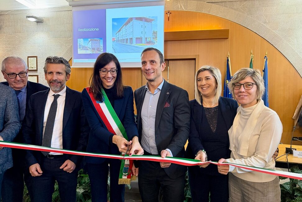 Il taglio del nastro all'inaugurazione dei 19 alloggi