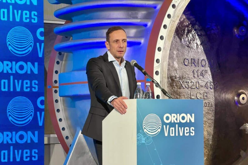 Il governatore Fedriga durante la cerimonia di inserimento nel Guinness World Records della Wedge Gate Valve