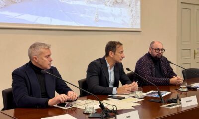 Il governatore Massimiliano Fedriga tra l'assessore regionale Sergio Emidio Bini e il direttore di PromoTurismoFVG Iacopo Mestroni